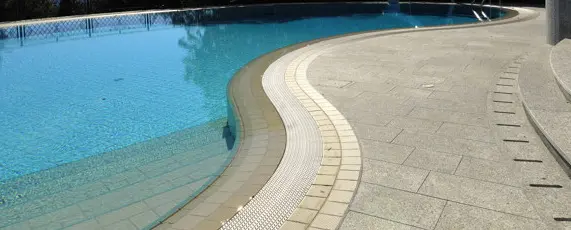Curved overflow grid in polypropylene